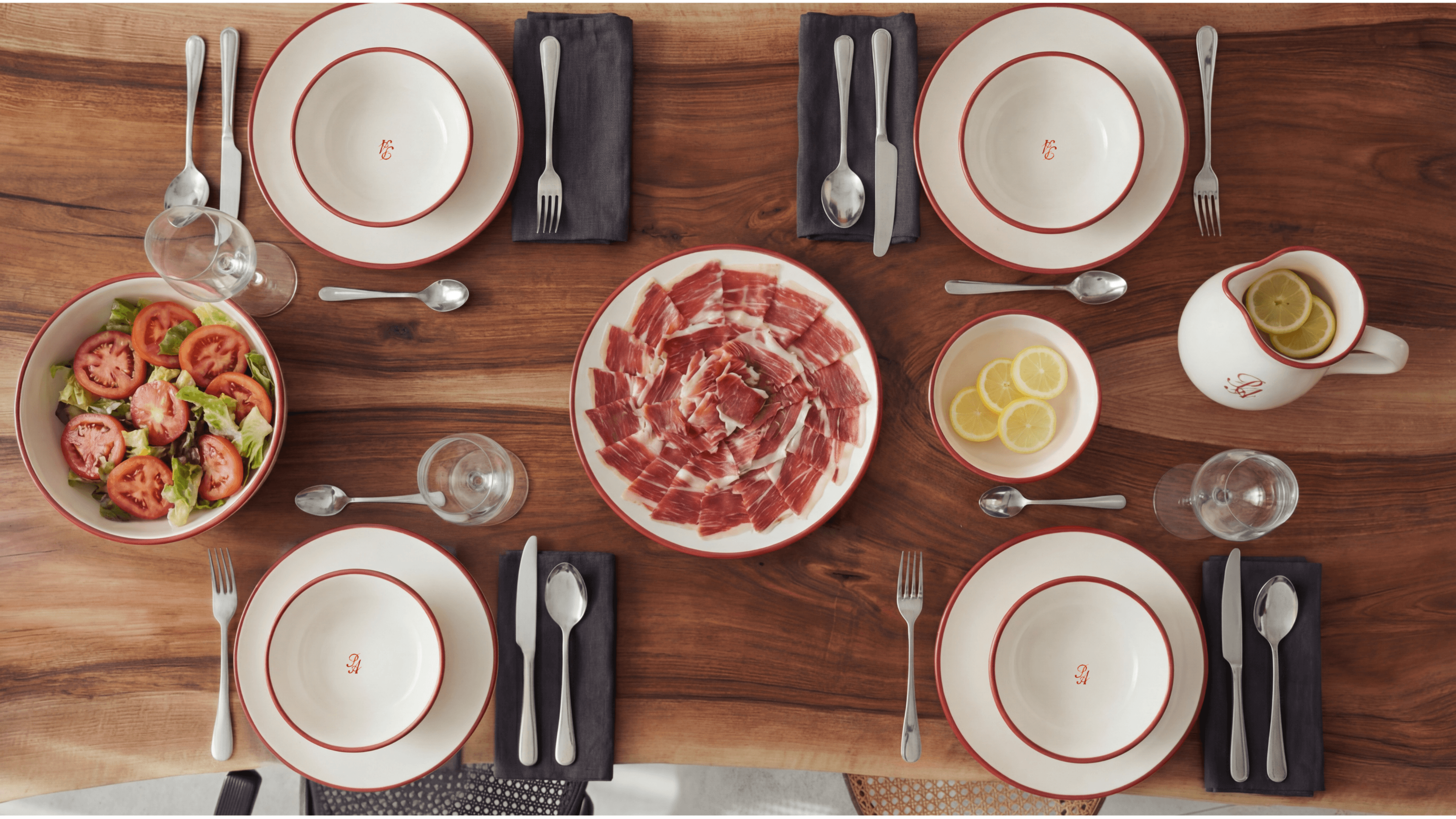 Mesa con vajilla Adealfar